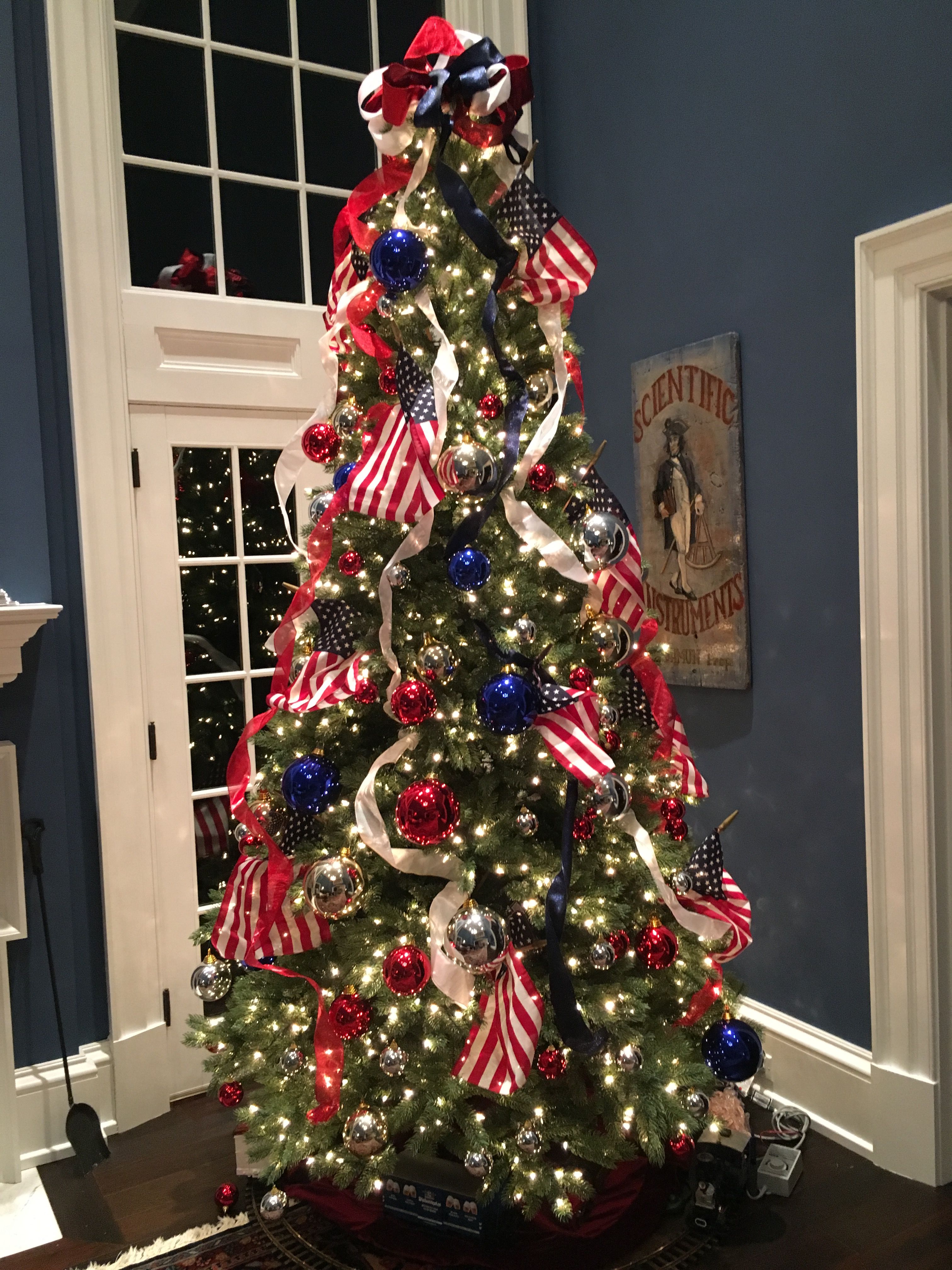 10 Patriotic Christmas Tree Decorating Ideas