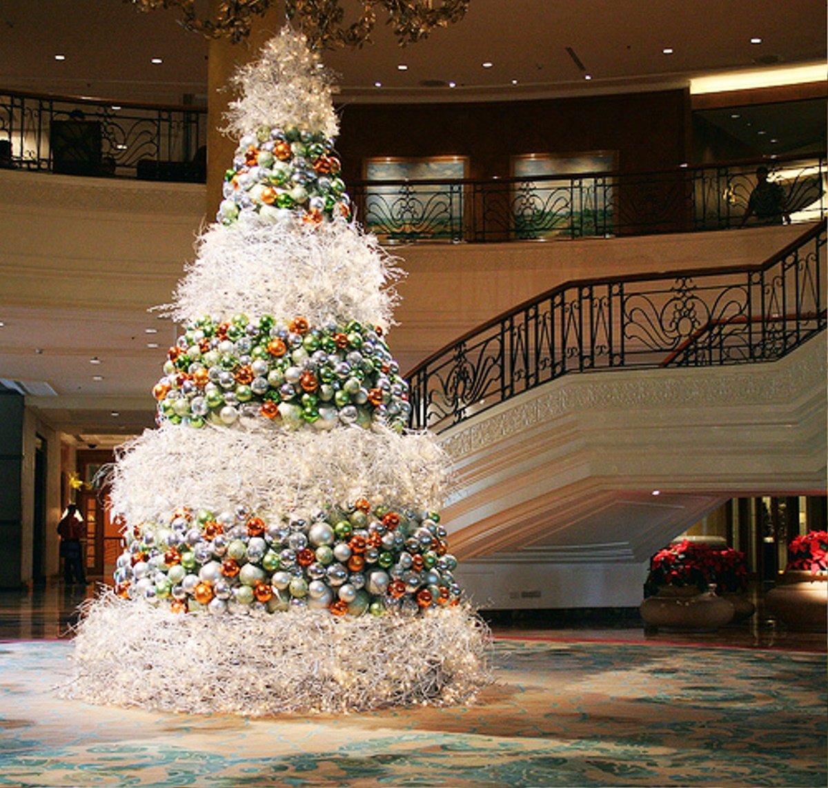 Modern Christmas Tree Decorating Ideas