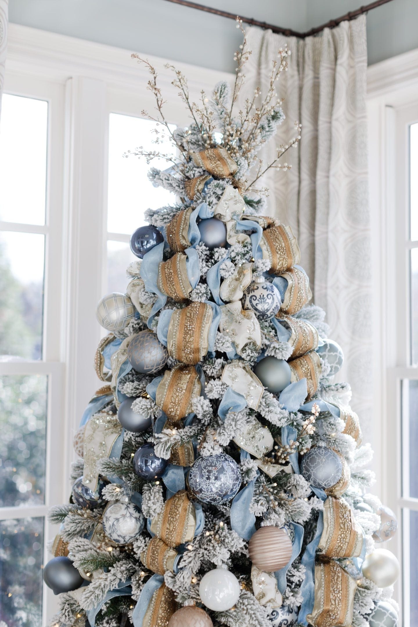 Blue and White Christmas Tree Ribbon Ideas