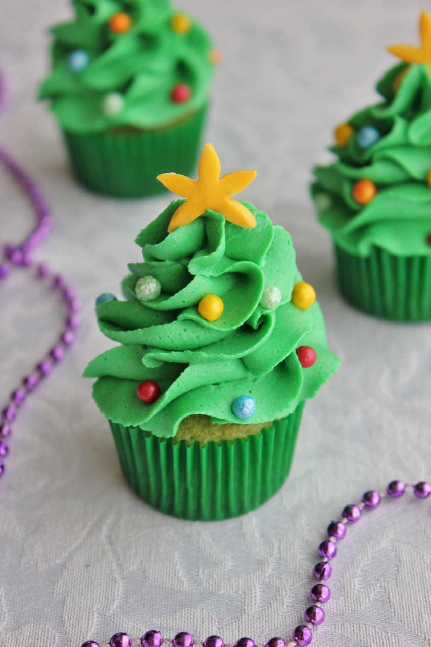 Christmas Tree Decorations Cupcake Ideas with Garlands