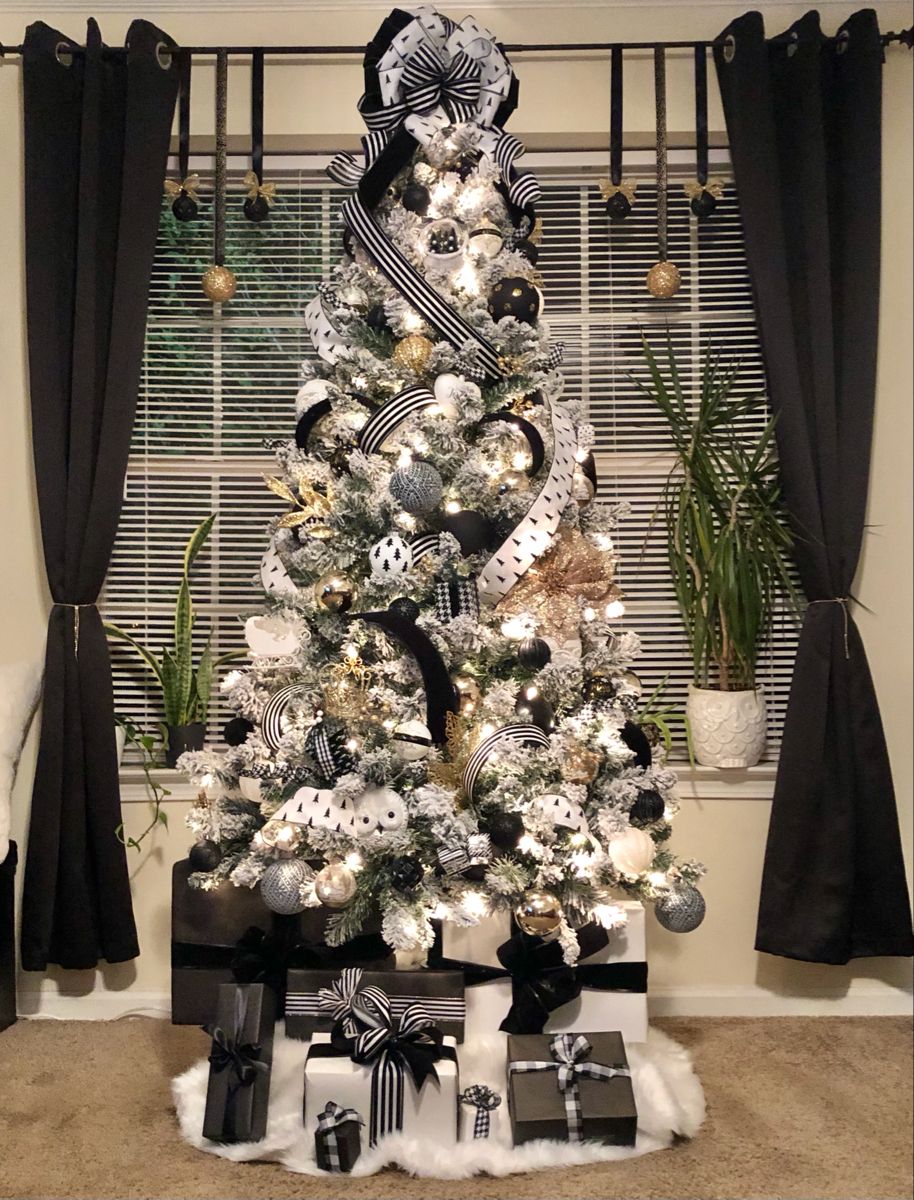 Glamorous Gold and Black Christmas Tree