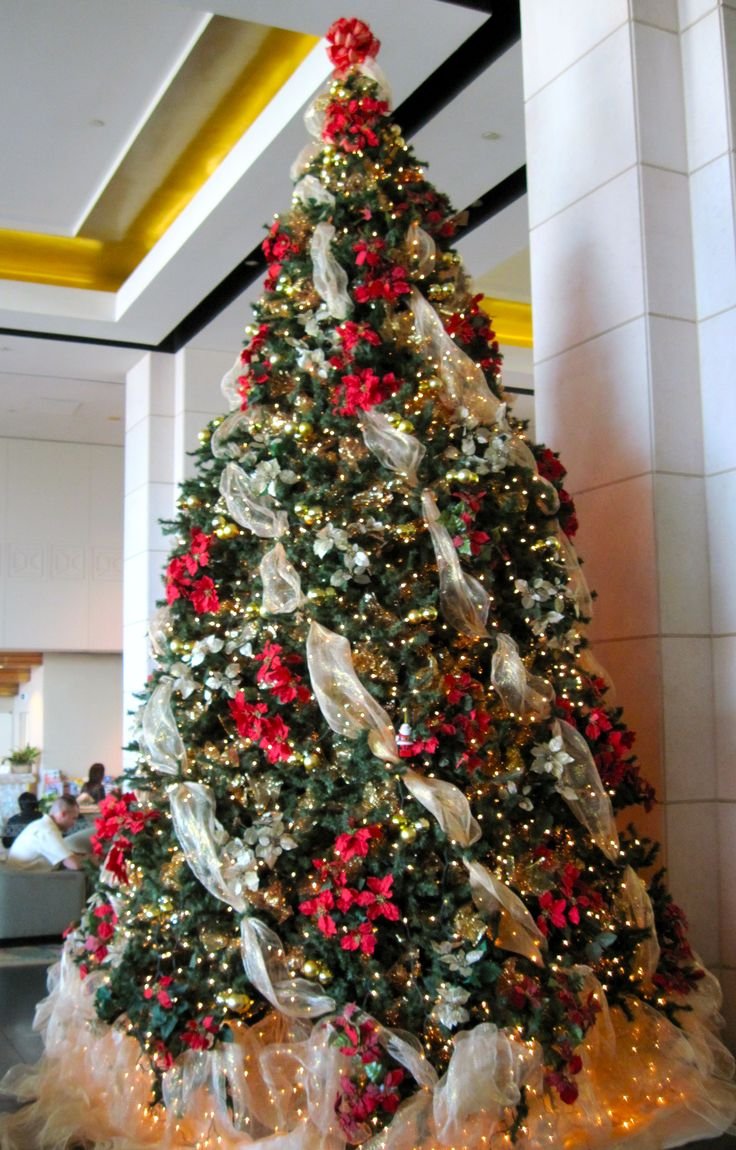 Traditional Christmas Tree Garland and Ribbon